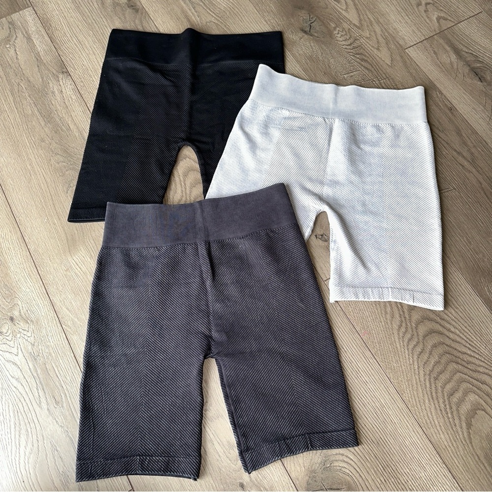 Nikibiki Seamless Ribbed High
Waisted Biker Shorts BUNDLE 3 PAIRS